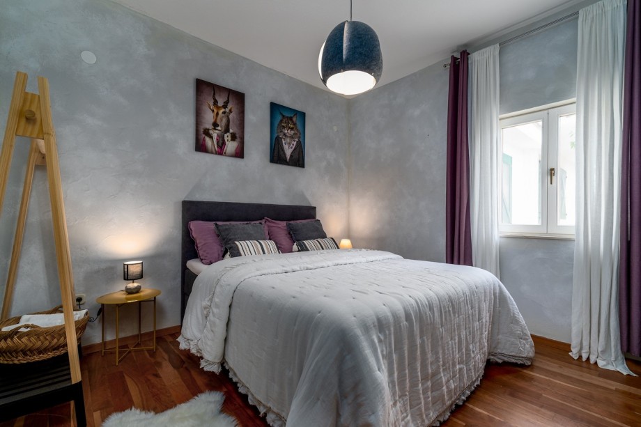 A Bedroom NO2  with queen size bed 160cm x 200cm, a TV, the views of the garden