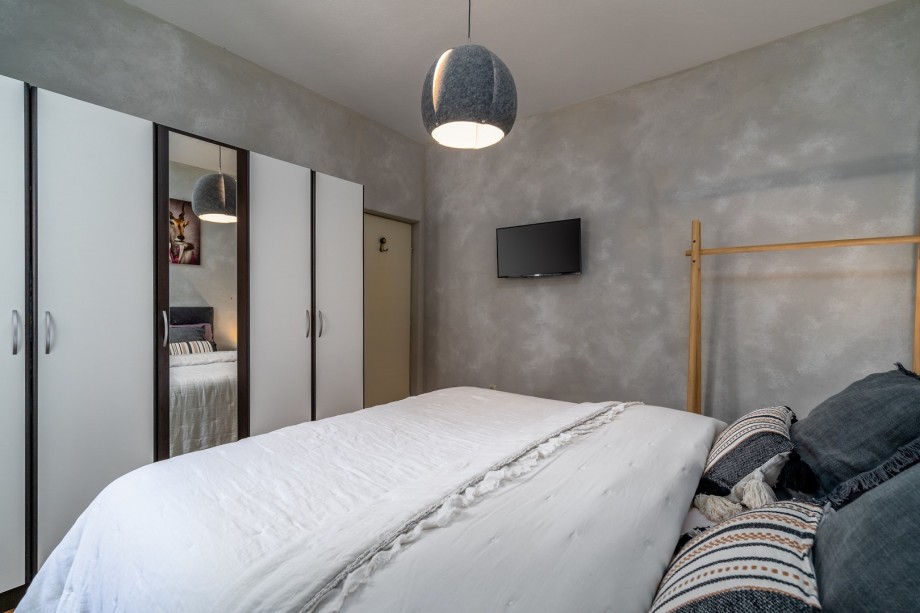 A Bedroom NO2  with queen size bed 160cm x 200cm, a TV, the views of the garden