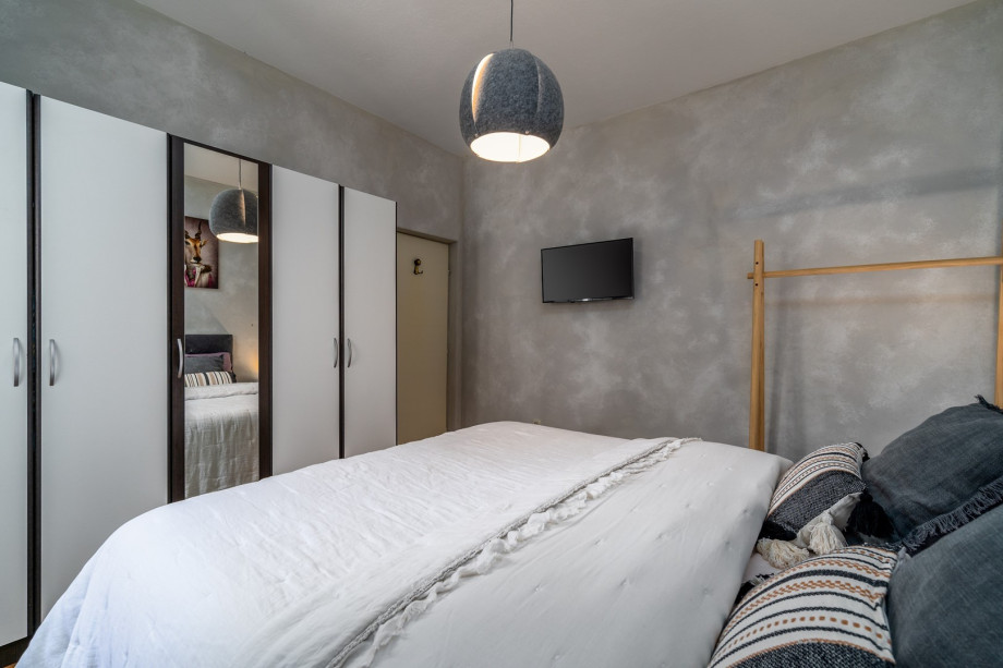 A Bedroom NO2  with queen size bed 160cm x 200cm, a TV, the views of the garden