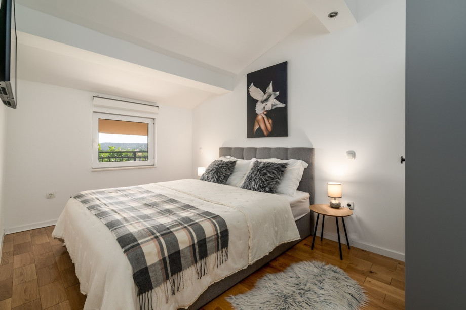 Bedroom NO3 with a queen-size bed 160cm x 200cm, a TV, and views on the garden