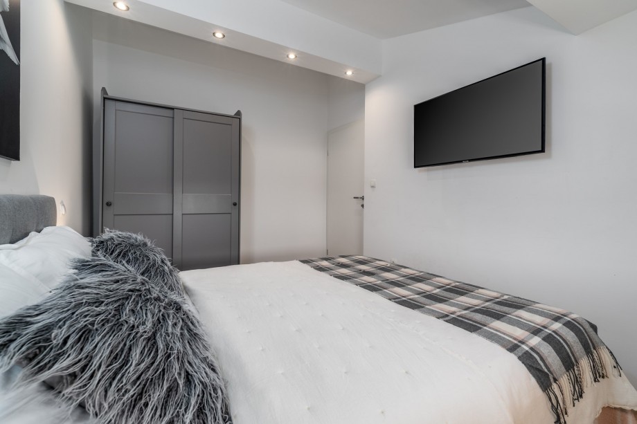 Bedroom NO3 with a queen-size bed 160cm x 200cm, a TV, and views of the garden