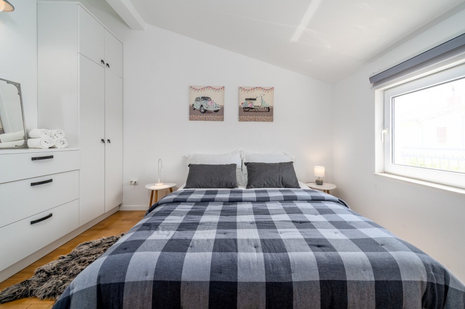 A Bedroom NO4  with queen size bed 160cm x 200cm, a TV, the views of the garden.