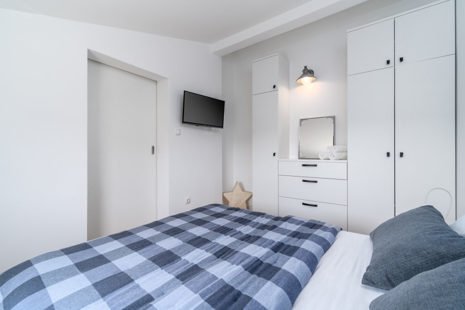 A Bedroom NO4  with queen size bed 160cm x 200cm, a TV, the views of the garden.