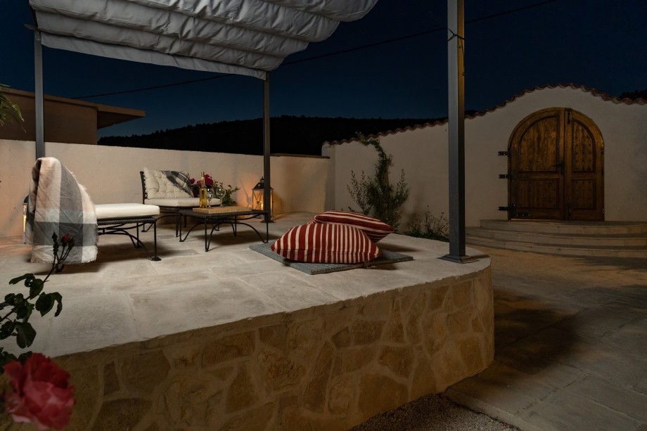 The outdoors offers a private swimming pool 7,5m x 4m and a fully fenced sun deck area