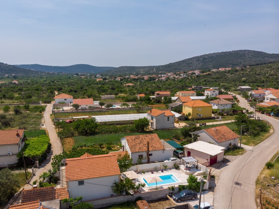 Water attractions are 3km far from the property, the nearest shop is only 500m away, and supermarkets are 3km away