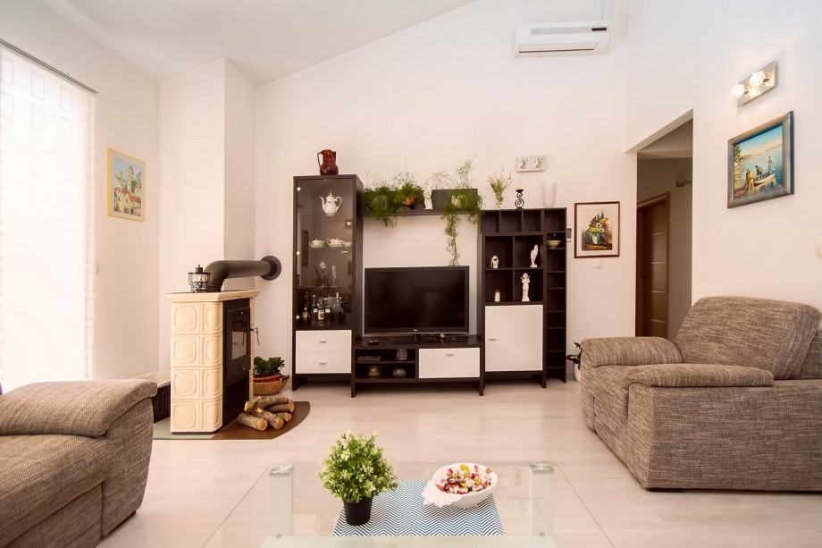 Cozy living room with TV, PS4, air conditioner, with exit to the pool area