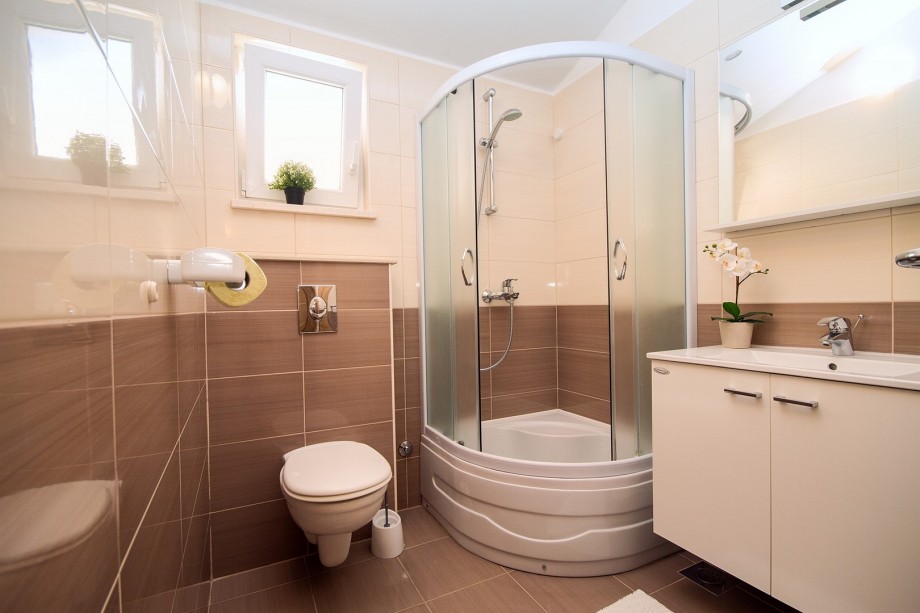 En suite bathroom for bedroom No.1