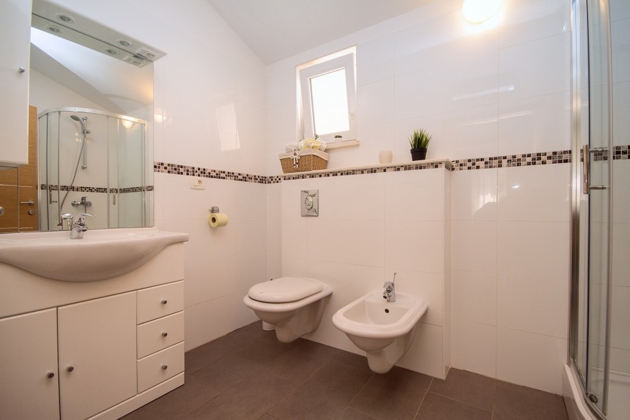 Family bathroom with shower, toilet and bidet