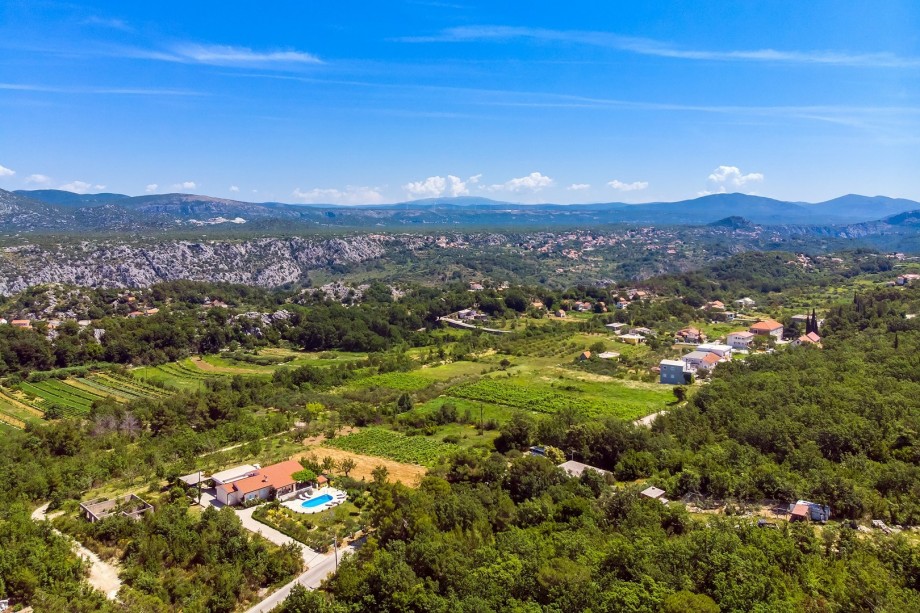 Position of the villa and surrounding area, 12km from the sea.