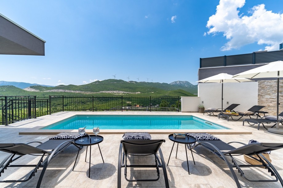Der Außenbereich bietet einen 32qm (7,2m x 3m) privaten beheizten Pool mit Blick auf das Tal und den Fluss Cetina