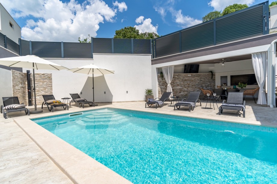 This quiet location offers a really relaxing vacation, and you are less than 20min (20km) far from Omiš