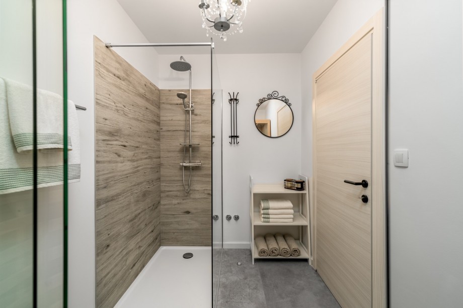 The lower ground floor (Jacuzzi level) also offers an infrared Sauna with a shower