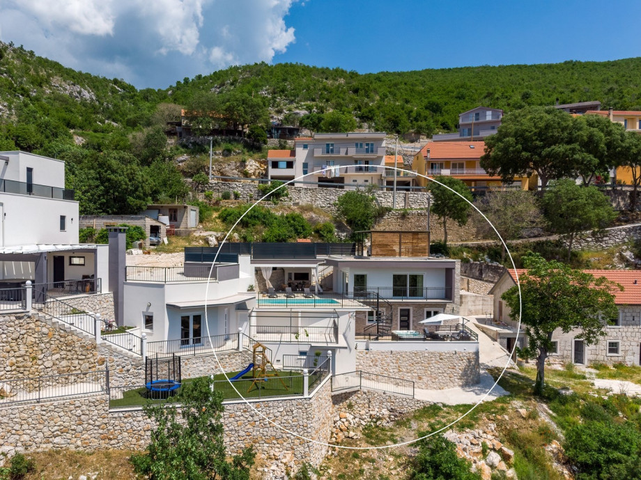 Marked position of the villa Stella, and there is a covered parking lot for 3 cars with video surveillance