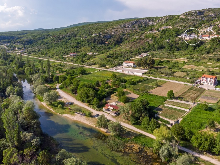 Villa Stella is located in an absolute quiet part of Blato na Cetini village, only 600m far from Cetina river beach