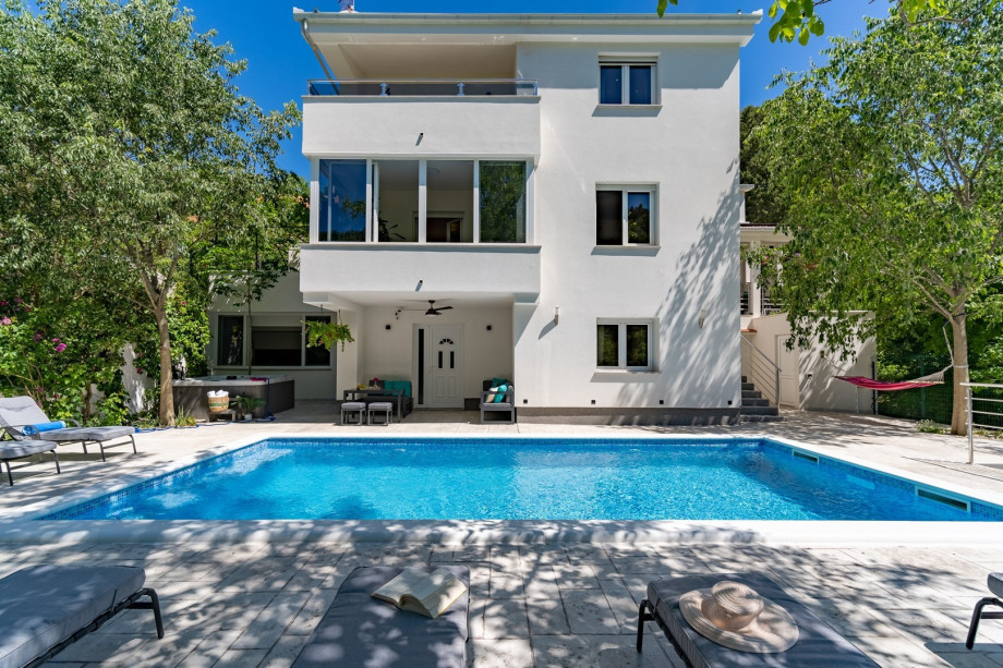 The outdoors offers a private and heated swimming pool 8,5m x 4m