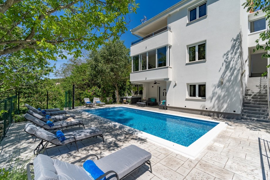 The property itself nestled on the 1.000 sqm plot offers 220sqm of useful interior.