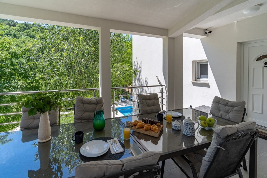 A covered dining area for 8 people, a perfect alfresco space with pool views and views on natural surroundings.