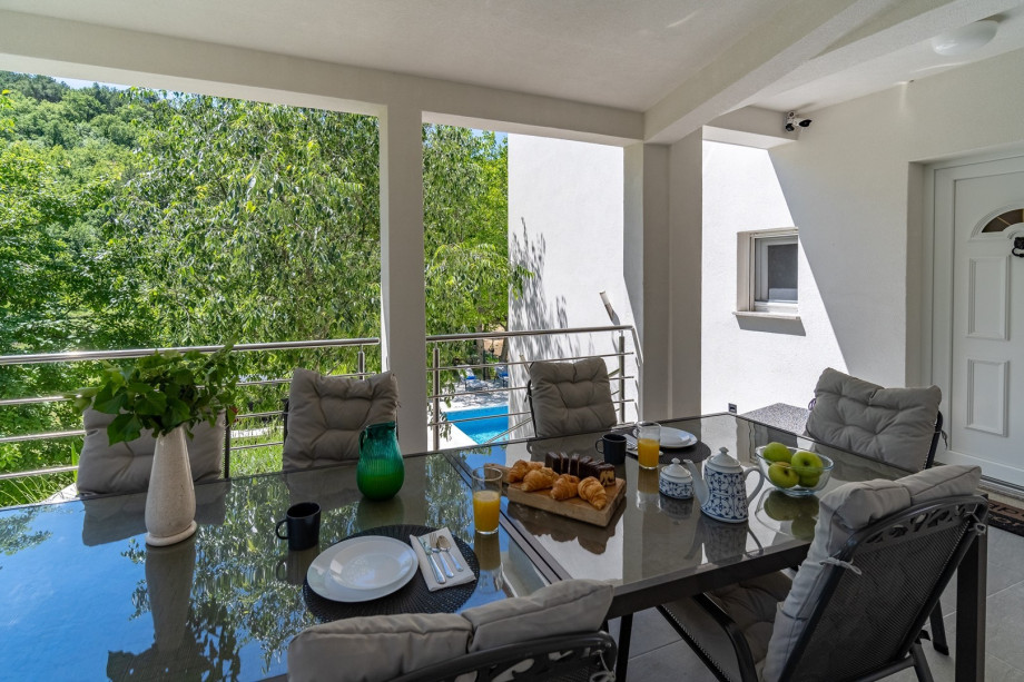 A covered dining area for 8 people, a perfect alfresco space with pool views and views on natural surroundings.