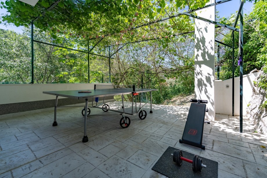 It can accommodate a max of 8 people and has a parking lot for 5 cars