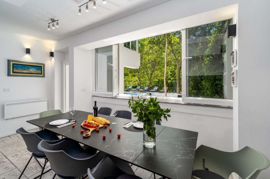 Equipped with a dining area for 8 people, with a TV, a fridge, an induction cooker, a water kettle and a traditional barbecue