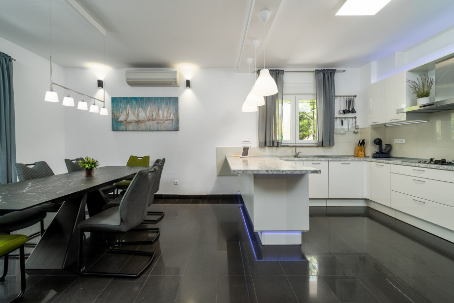 A fully equipped kitchen (Dan Küchen) with all the amenities you need for a very comfortable stay