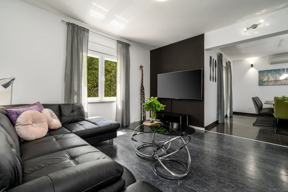 The living room with very comfortable sofas and a flat screen TV