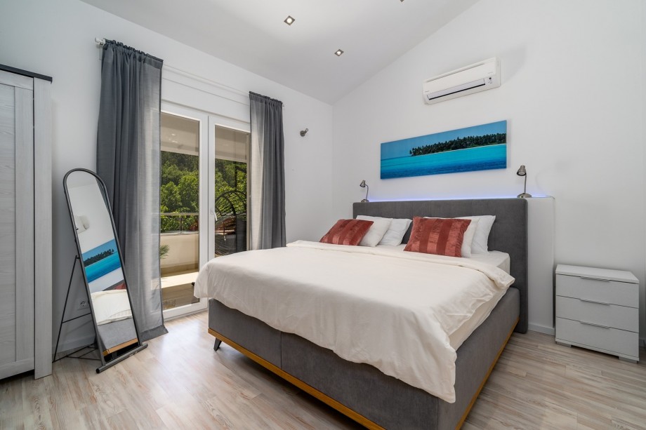 A Bedroom No4 with a king size bed 180cm x 200cm