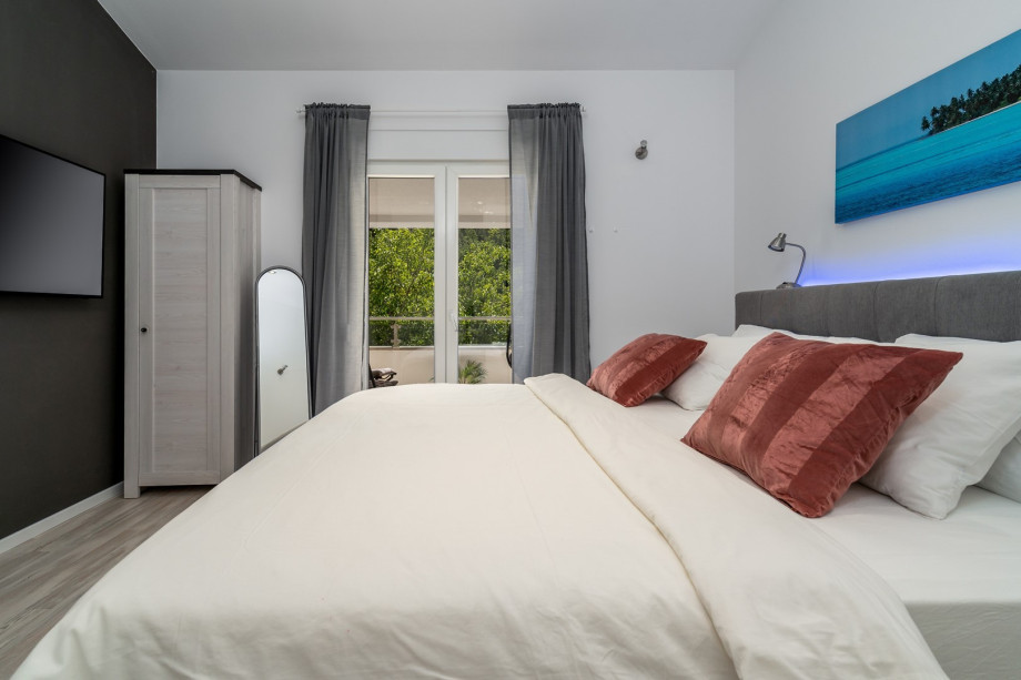 Air-condition, a TV, a balcony (9sqm) with views on the pool pond and natural surroundings.