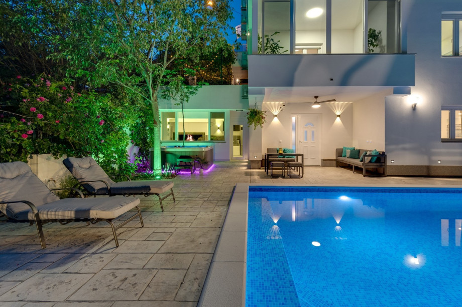 It can accommodate a max of 8 people