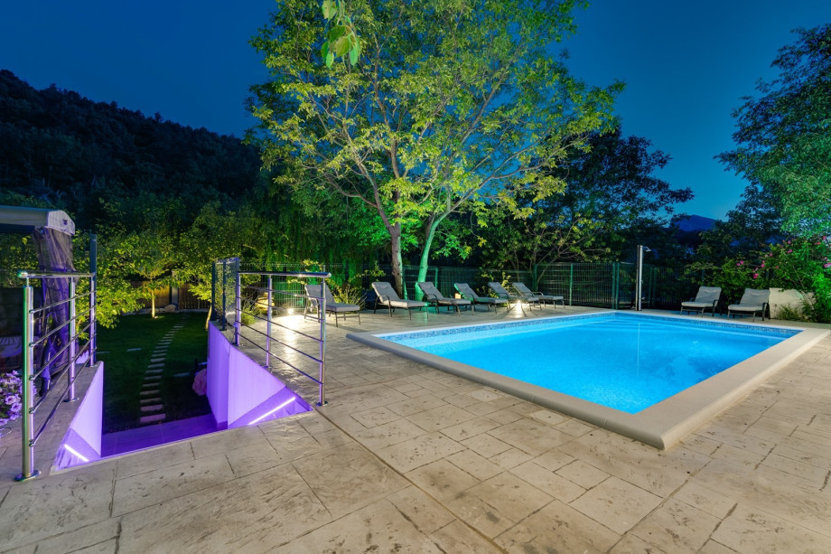 The outdoors offers a private and heated swimming pool 8,5m x 4m