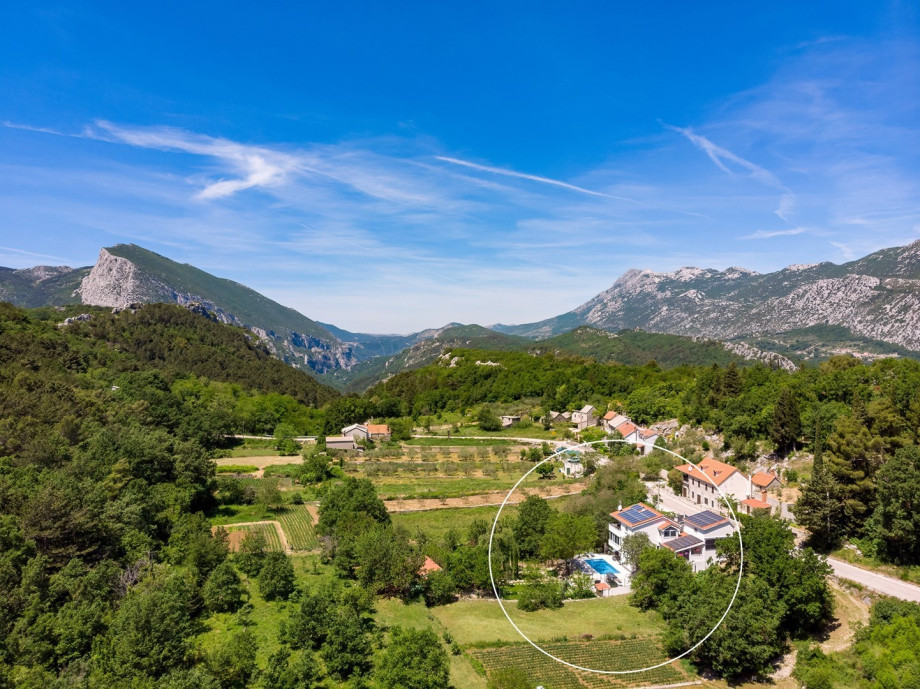 Fully air-conditioned with free Wi-Fi, surrounded with typical Mediterranean plants and beautiful hills