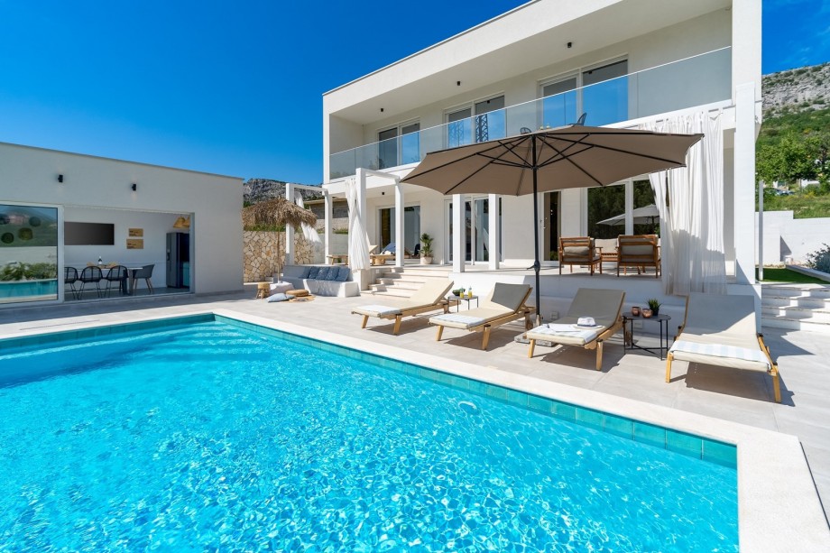 The outdoor offers a private swimming pool 8m x 4m, a sun deck area with 6 deck chairs