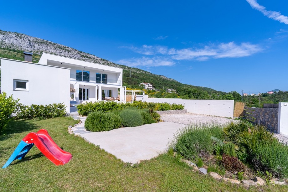 A private swimming pool 8m x 4m, a sun deck area with 6 deck chairs, outdoor shower, lounge corner in front of the living room
