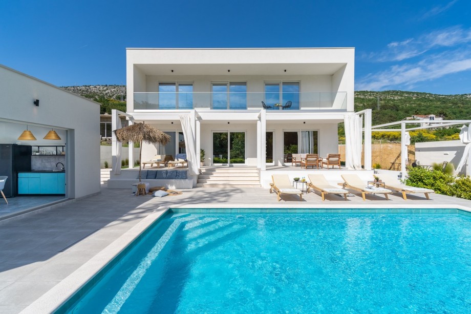 A private swimming pool 8m x 4m, a sun deck area with 6 deck chairs, outdoor shower, lounge corner in front of the living room