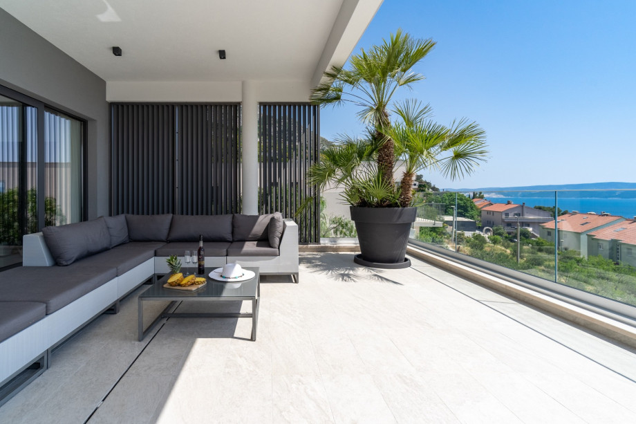 Spacious, covered lounge corner in front of the living room
