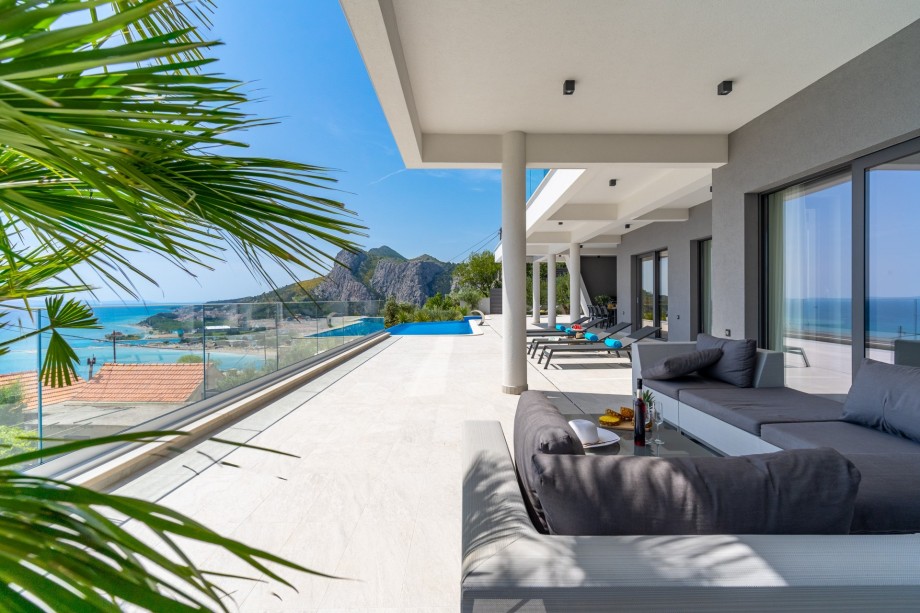 Spacious, covered lounge corner in front of the living room