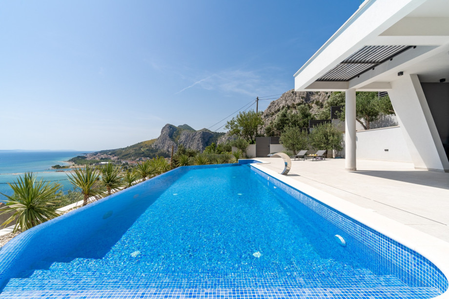Villa offers opened and panoramic sea views in a quiet and private environment