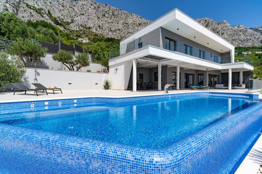 Private and not overlooked, heated 56sqm pool with hydro-massage and geyser