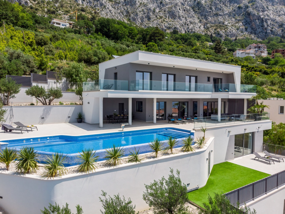 Enjoy in your privacy, surrounded by Mediterranean plants and olive trees