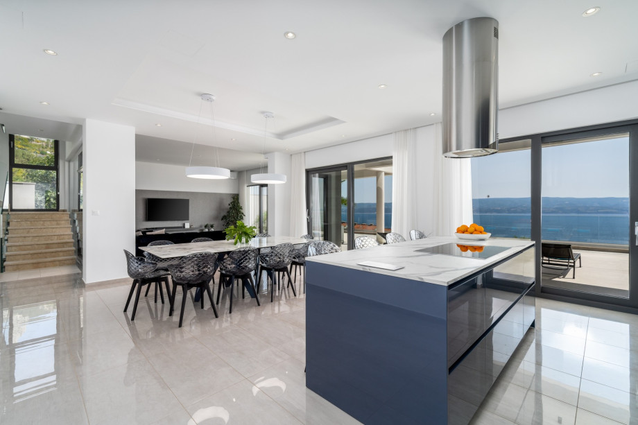 It is impeccably equipped in a modern and luxurious style.