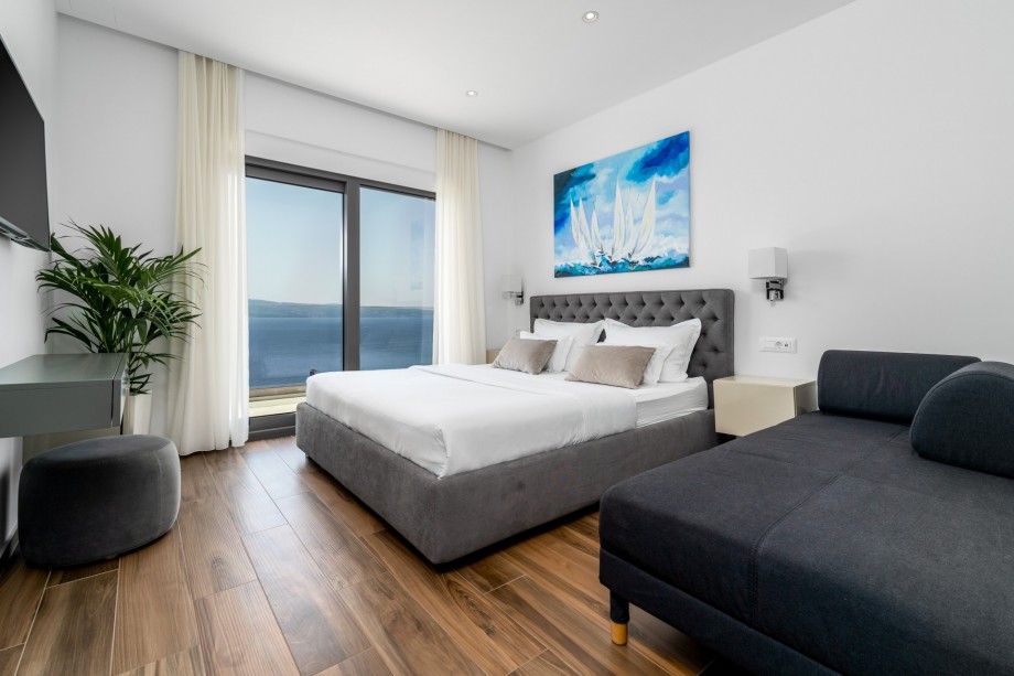 En-suite bedroom No.1 with double bed, AC, TV, sea view, exit to the terrace