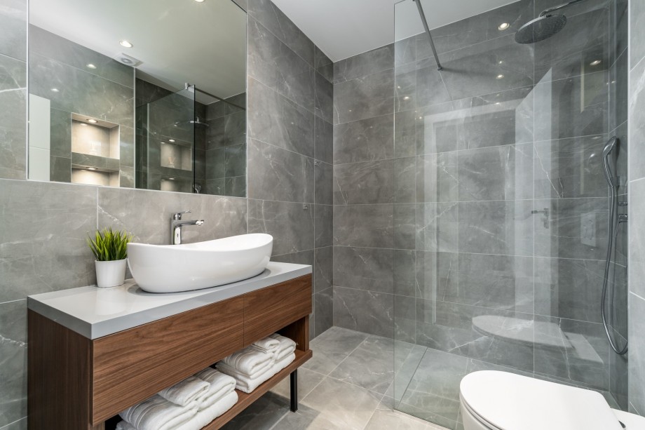 En-suite, family bathroom with shower in bedroom No1