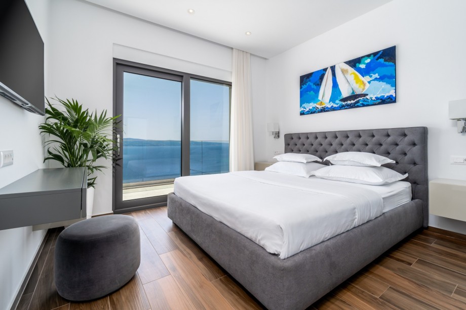 En-suite bedroom No.3 with double bed, AC, TV, sea view, exit to the terrace