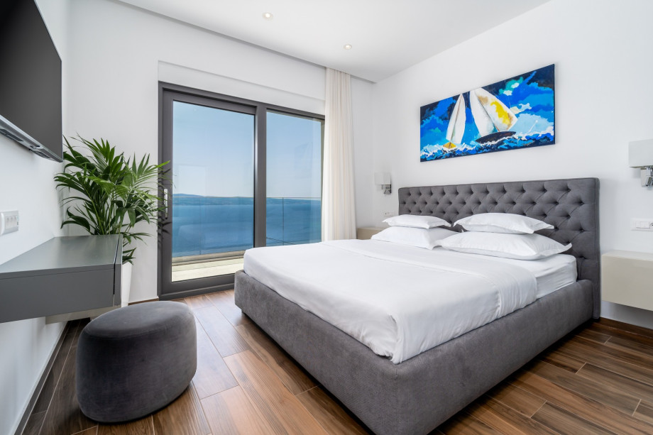 En-suite bedroom No.3 with double bed, AC, TV, sea view, exit to the terrace