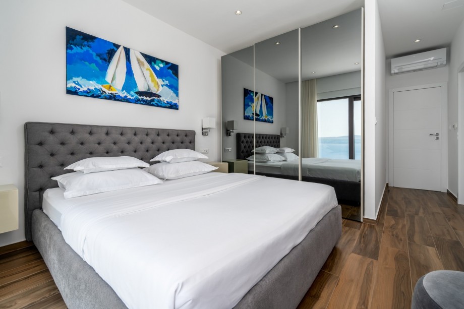 En-suite bedroom No.3 with double bed, AC, TV, sea view, exit to the terrace
