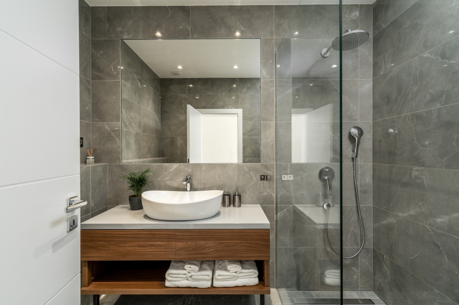 En-suite, family bathroom with shower in bedroom No.3