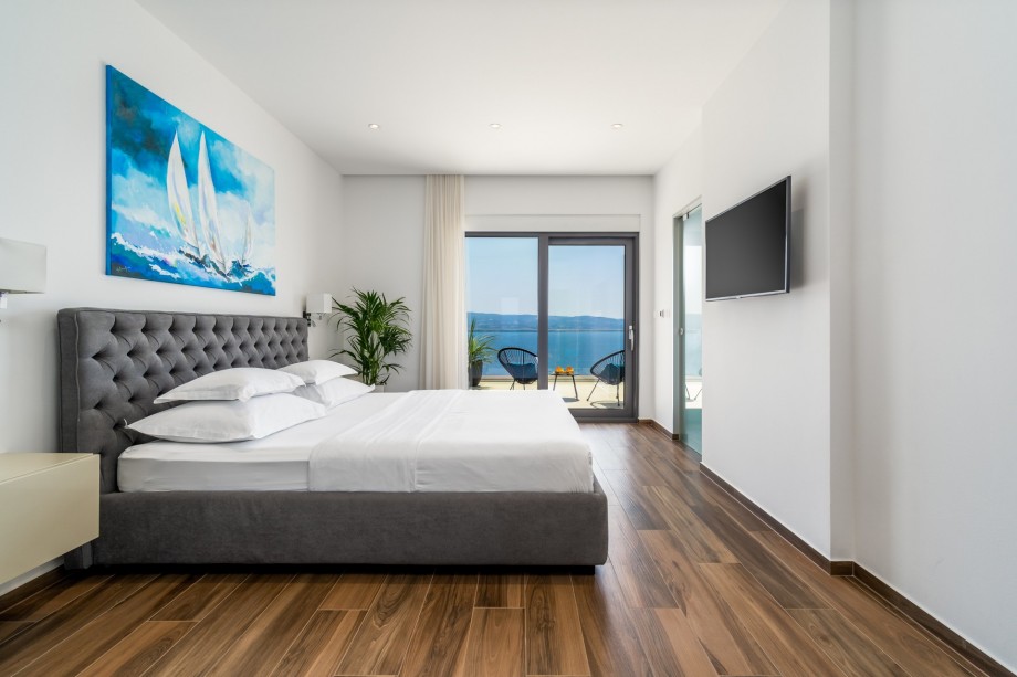 En-suite bedroom No.4 with double bed, AC, TV, sea view, exit to the terrace