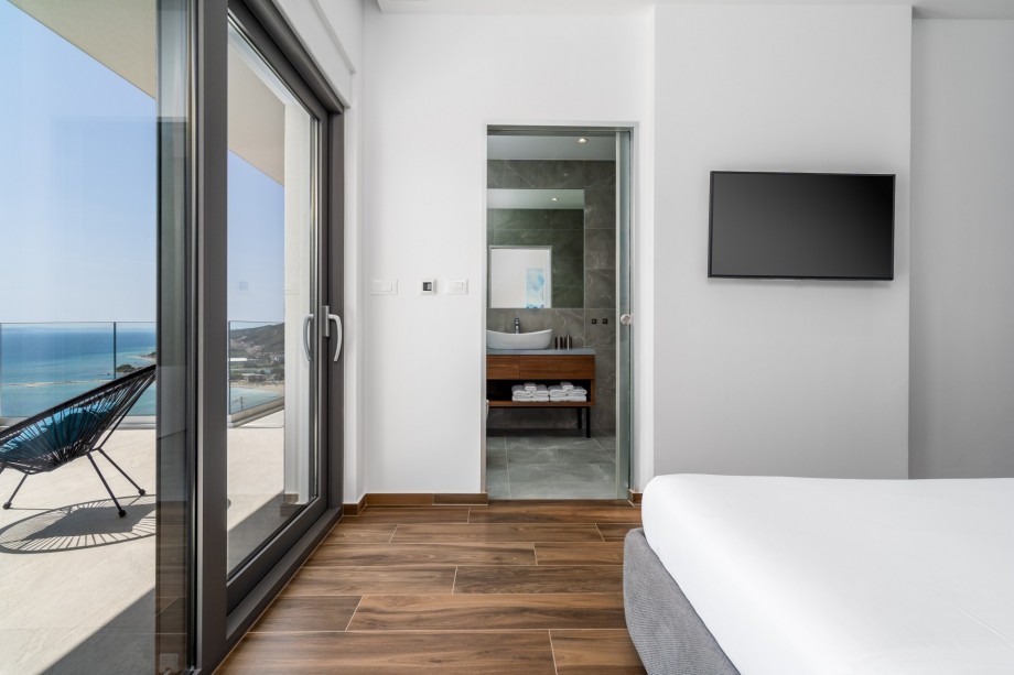 En-suite bedroom No.4 with double bed, AC, TV, sea view, exit to the terrace
