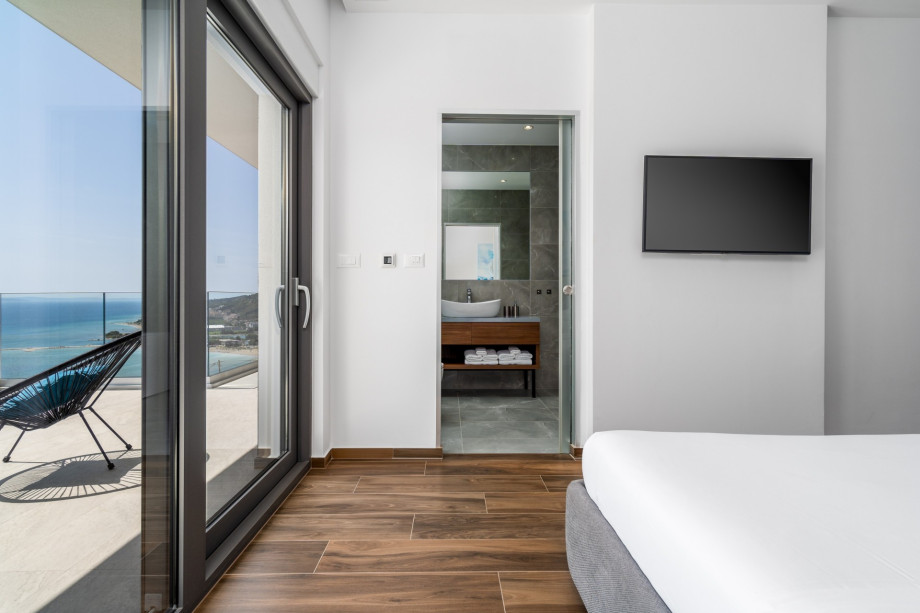 En-suite bedroom No.4 with double bed, AC, TV, sea view, exit to the terrace
