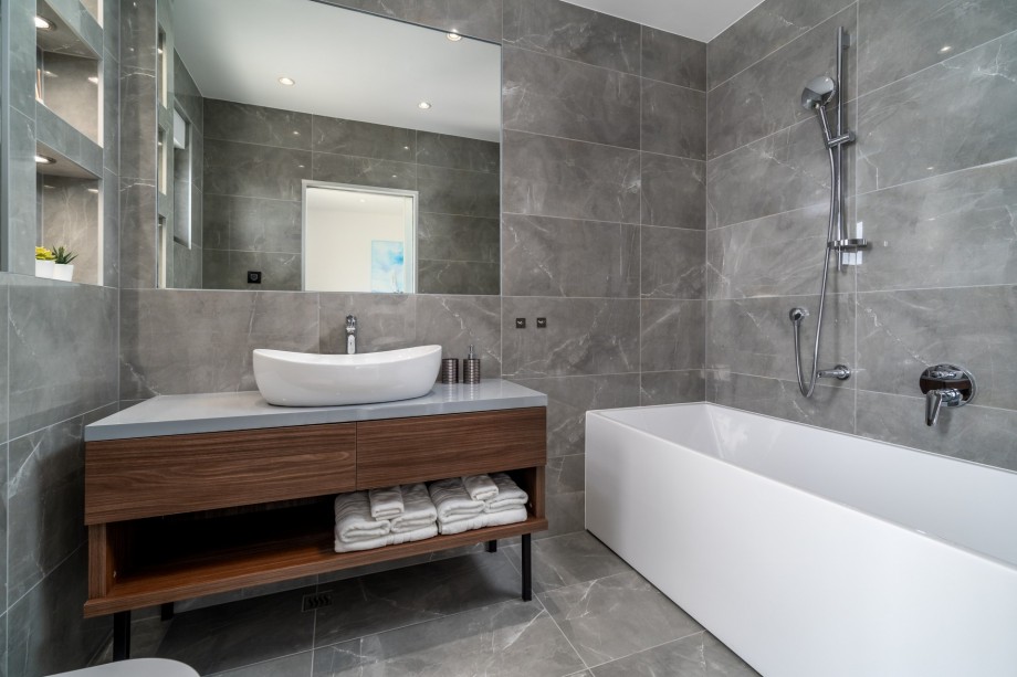 En-suite bathroom with shower and bathtub in bedroom No.4